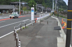近く撤去される見込みとなった国道１０号上のバス停標識＝２７日、鹿児島市吉野町