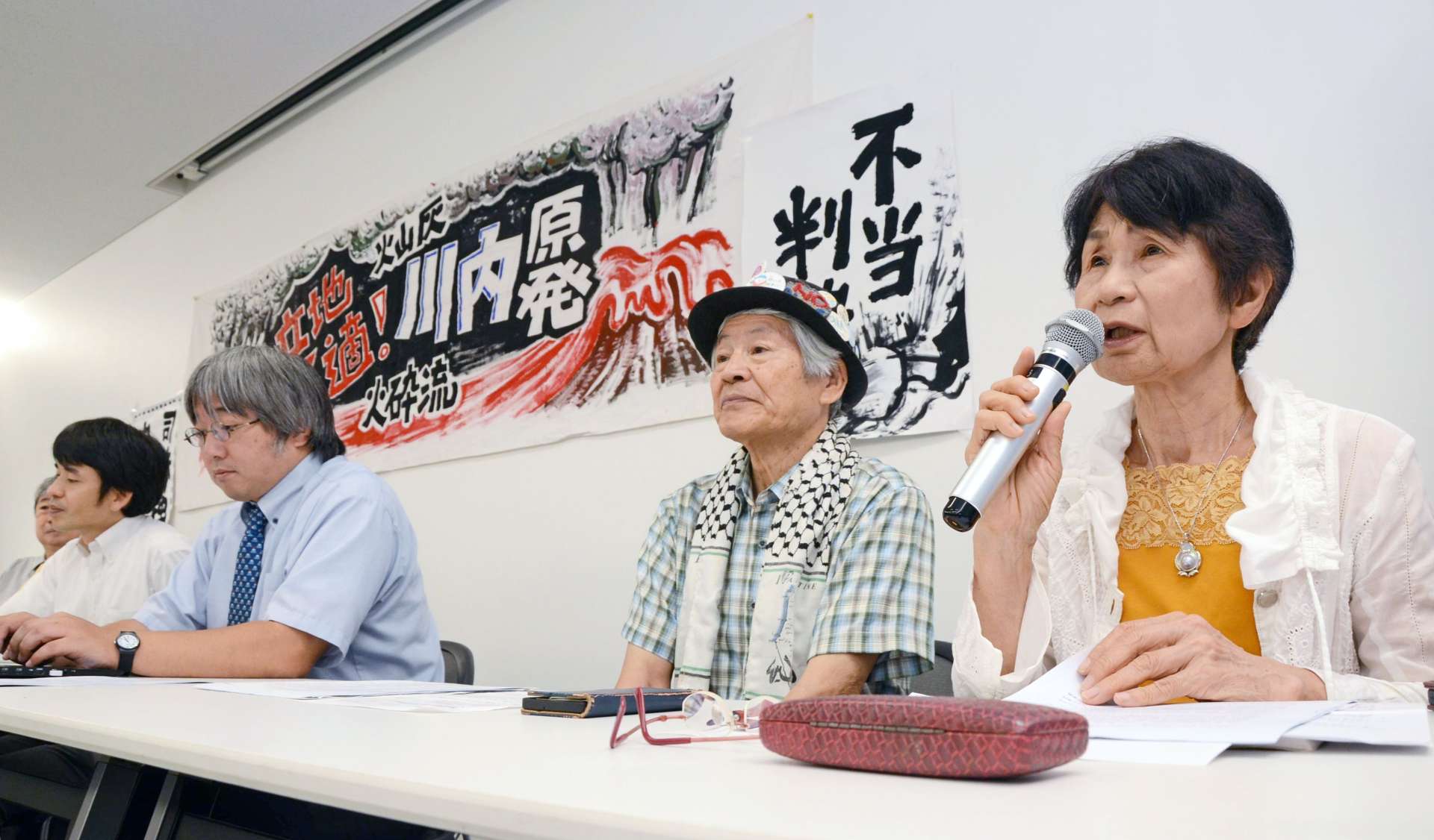 弁護団会見で意見を述べる鳥原良子さん（右）＝２７日、福岡市の福岡県弁護士会館