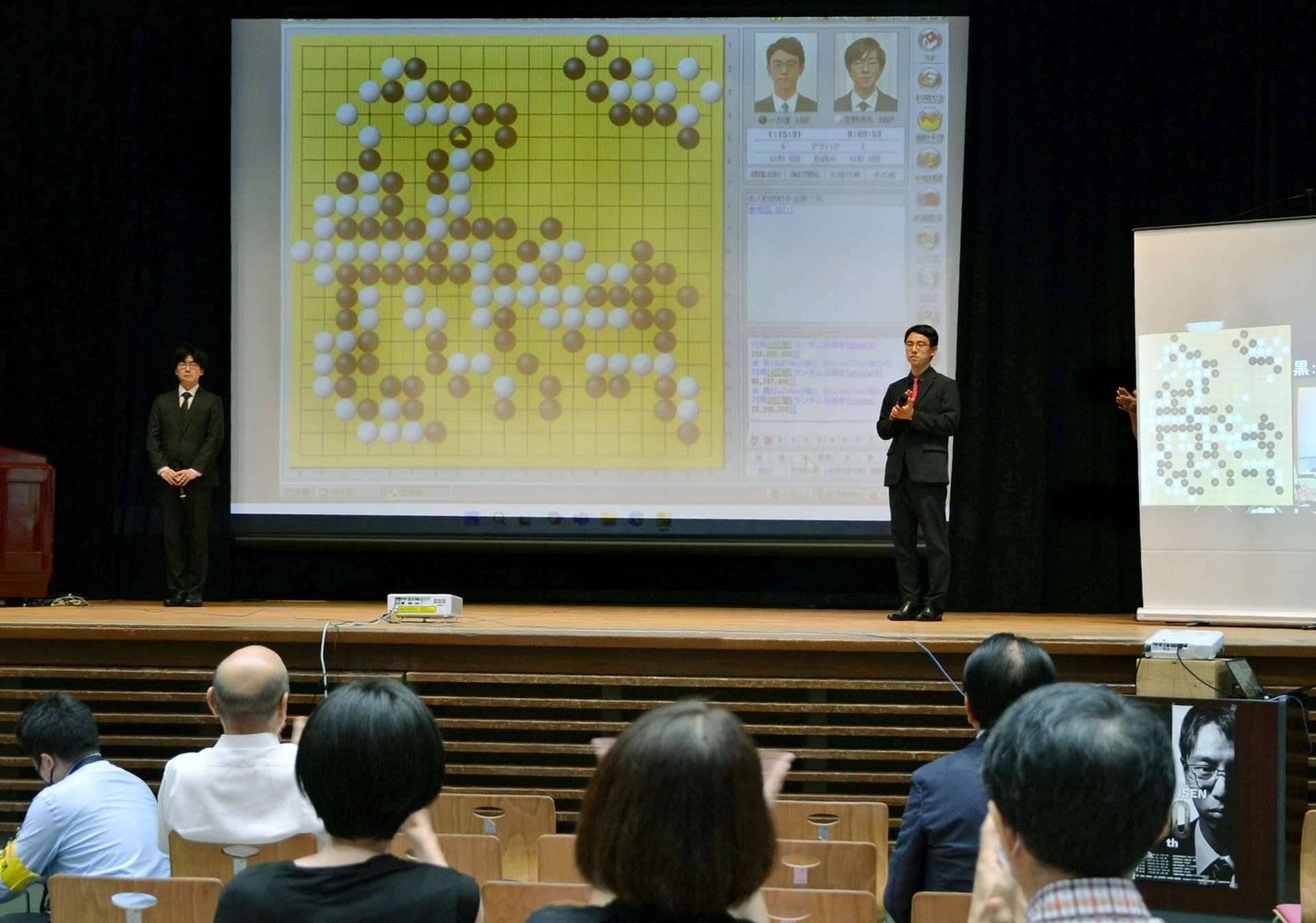 大盤解説会の会場で対局を振り返る一力遼名人（右）と芝野虎丸十段＝２７日、鹿児島市中央公民館