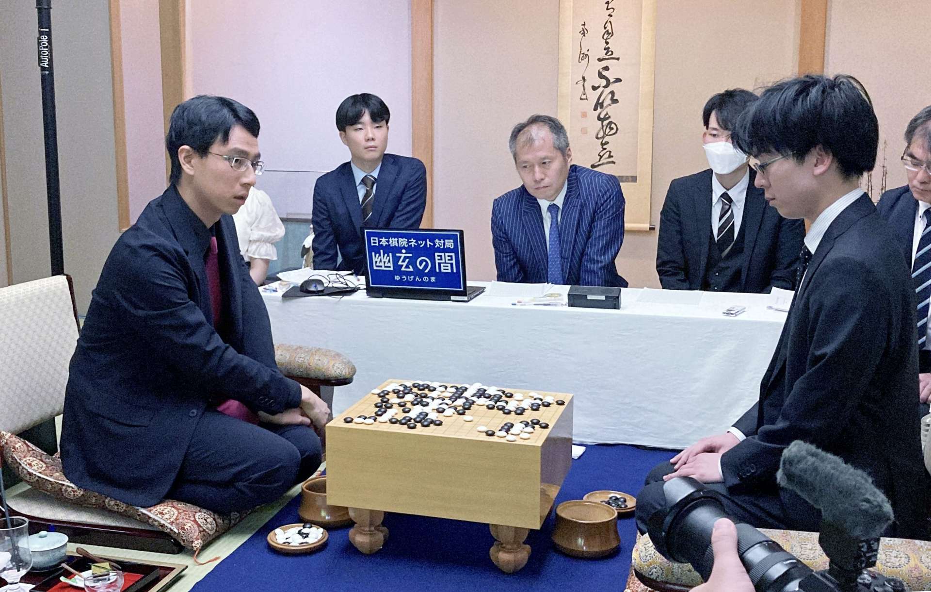 対局を振り返る一力遼名人（左）＝２７日、鹿児島市の城山ホテル鹿児島