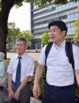 控訴審判決後、報道陣の取材に答える弁護団＝２７日、宮崎市