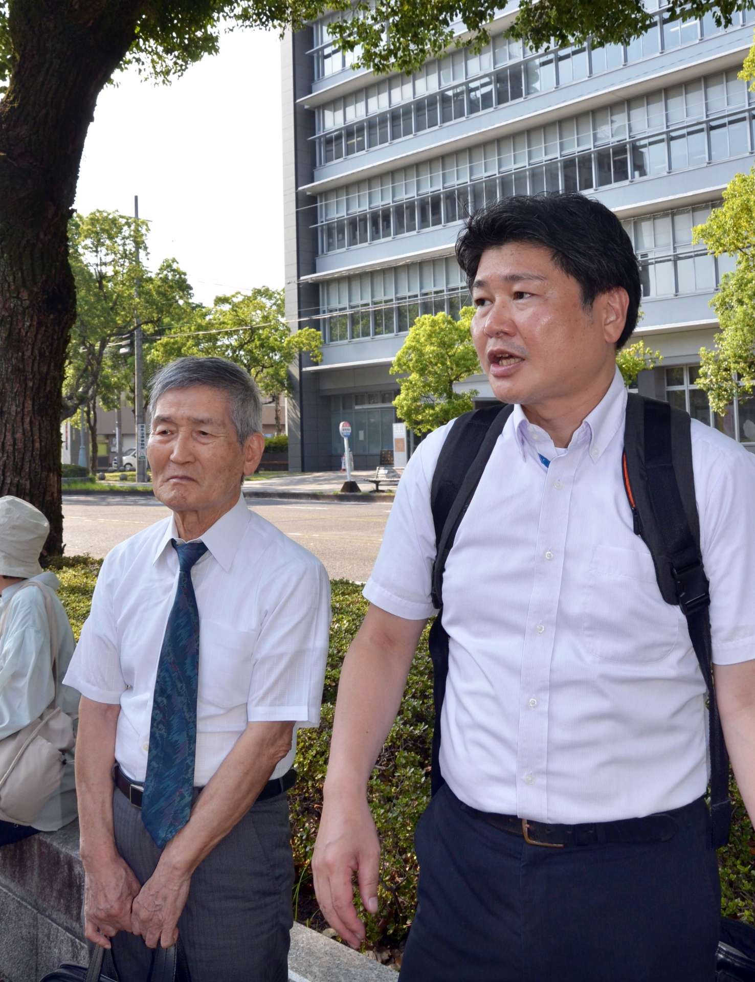 控訴審判決後、報道陣の取材に答える弁護団＝２７日、宮崎市