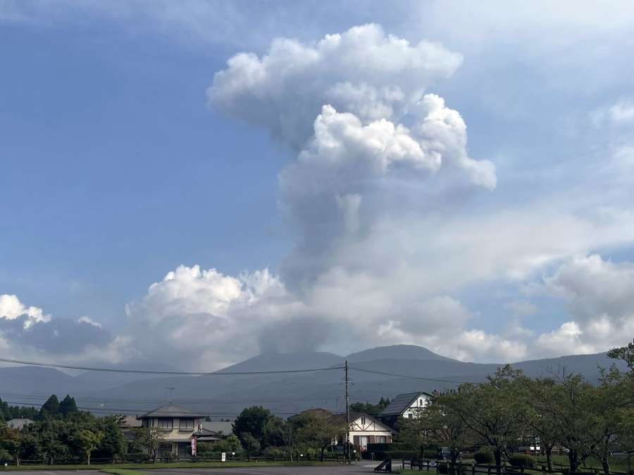 噴煙を上げる新燃岳＝２８日午前９時５分ごろ、都城市吉之元町