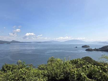 展望台からの眺め。魚の養殖いけすや、天草、島原も一望できる＝長島町獅子島の黒崎空中展望所