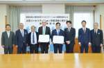 県と協定を結んだ鹿児島ＪＲＡＴ関係者と塩田康一知事ら県の職員＝２８日、鹿児島県庁