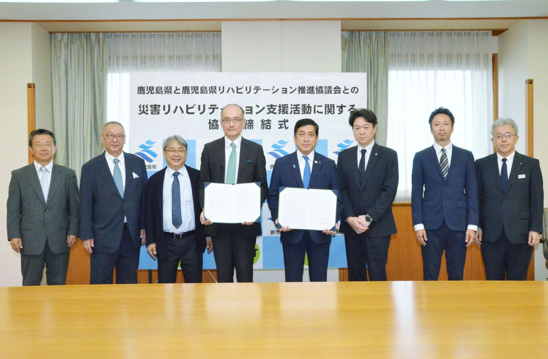 県と協定を結んだ鹿児島ＪＲＡＴ関係者と塩田康一知事ら県の職員＝２８日、鹿児島県庁