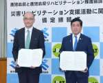 鹿児島県と協定を結んだ鹿児島ＪＲＡＴの下堂薗恵代表（左）＝２８日、鹿児島県庁