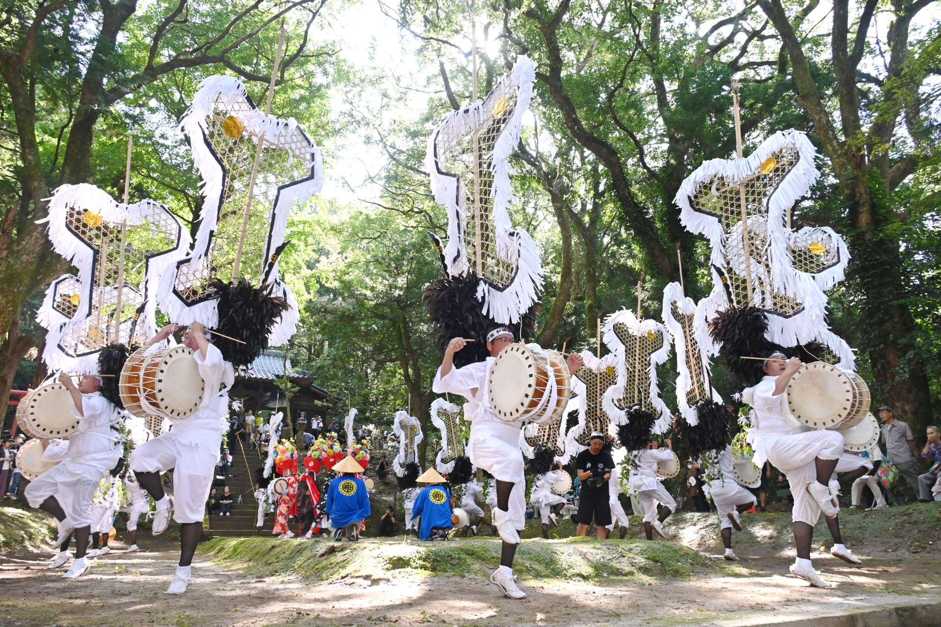 矢旗を背負って勇壮に舞う踊り手＝２８日、日置市吹上の南方神社