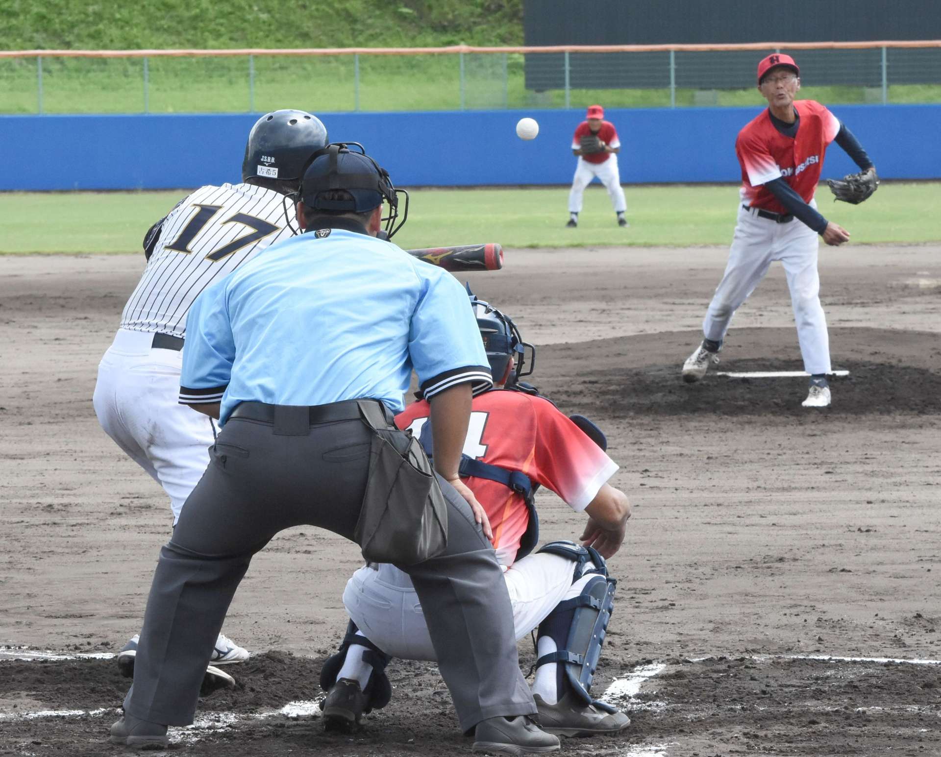 熱戦を繰り広げる選手たち＝出水市中央町
