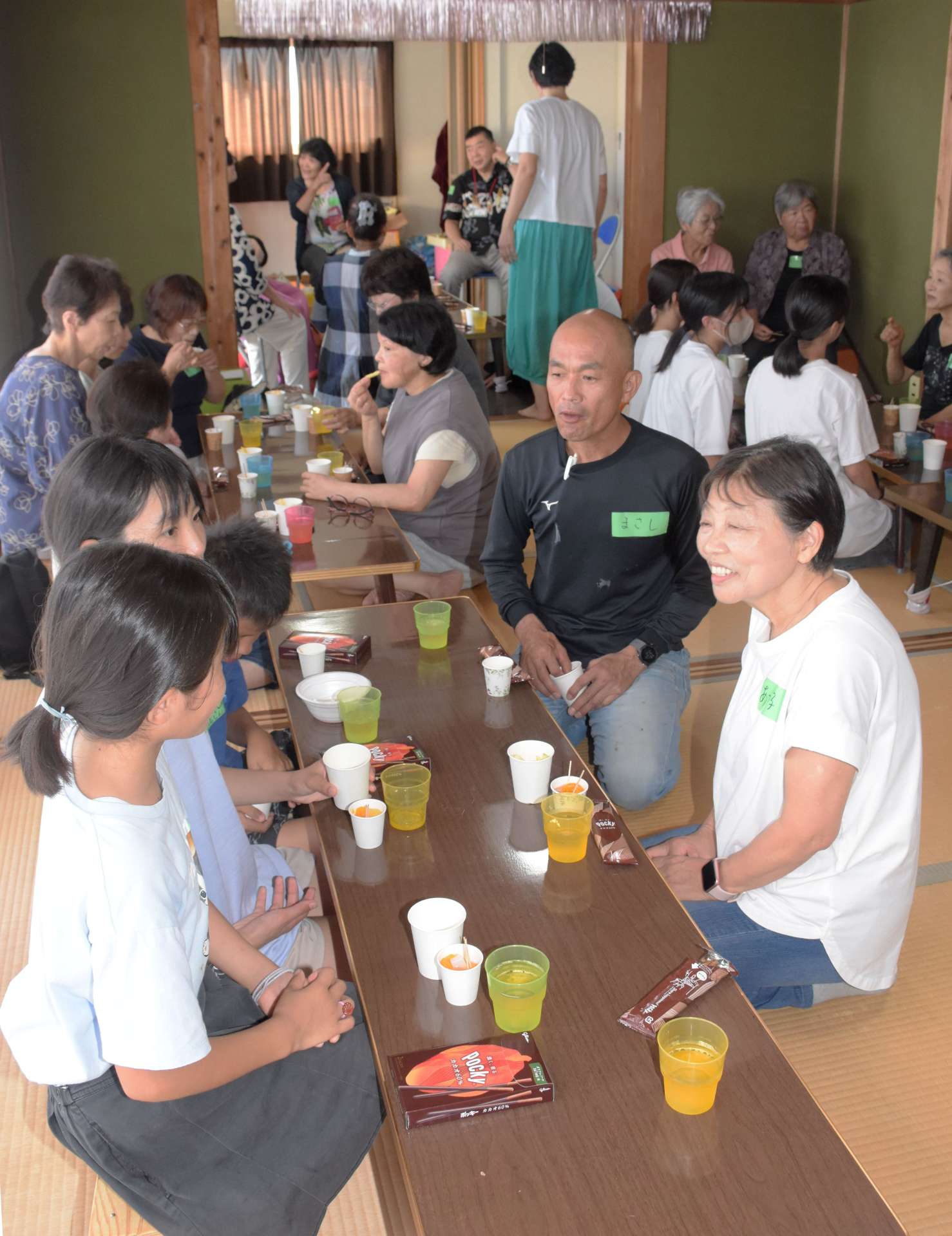 紙芝居を鑑賞後、戦争や平和について感想を出し合う参加者＝２６日、指宿市東方