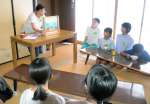 戦争の実体験を元にした紙芝居を鑑賞する参加者＝２６日、指宿市東方