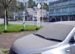 ボンネットに灰が積もった車＝２８日午前９時半ごろ、霧島市霧島田口
