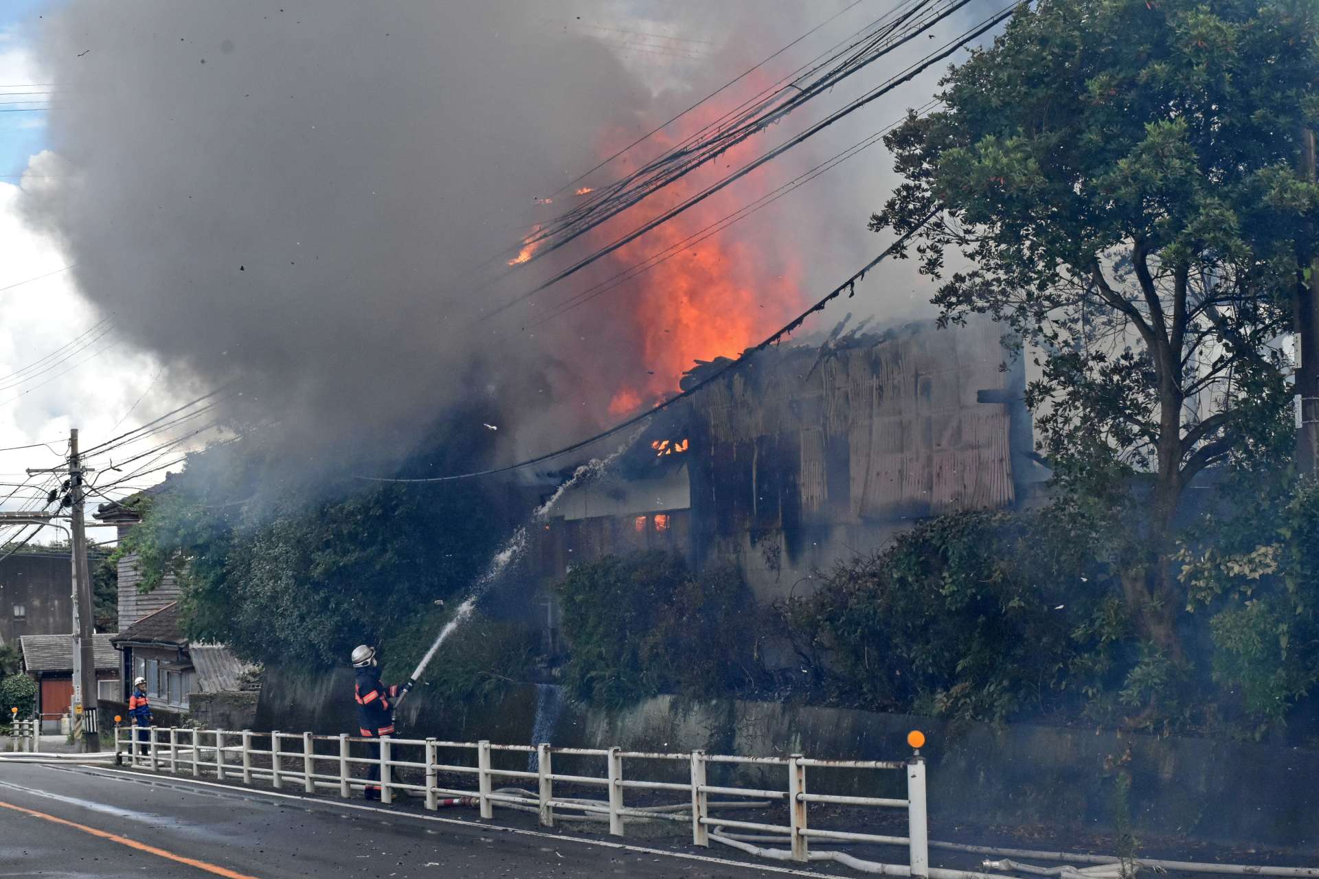住家など２棟が全焼した火災現場＝３０日午後０時１５分ごろ、鹿屋市串良町細山田