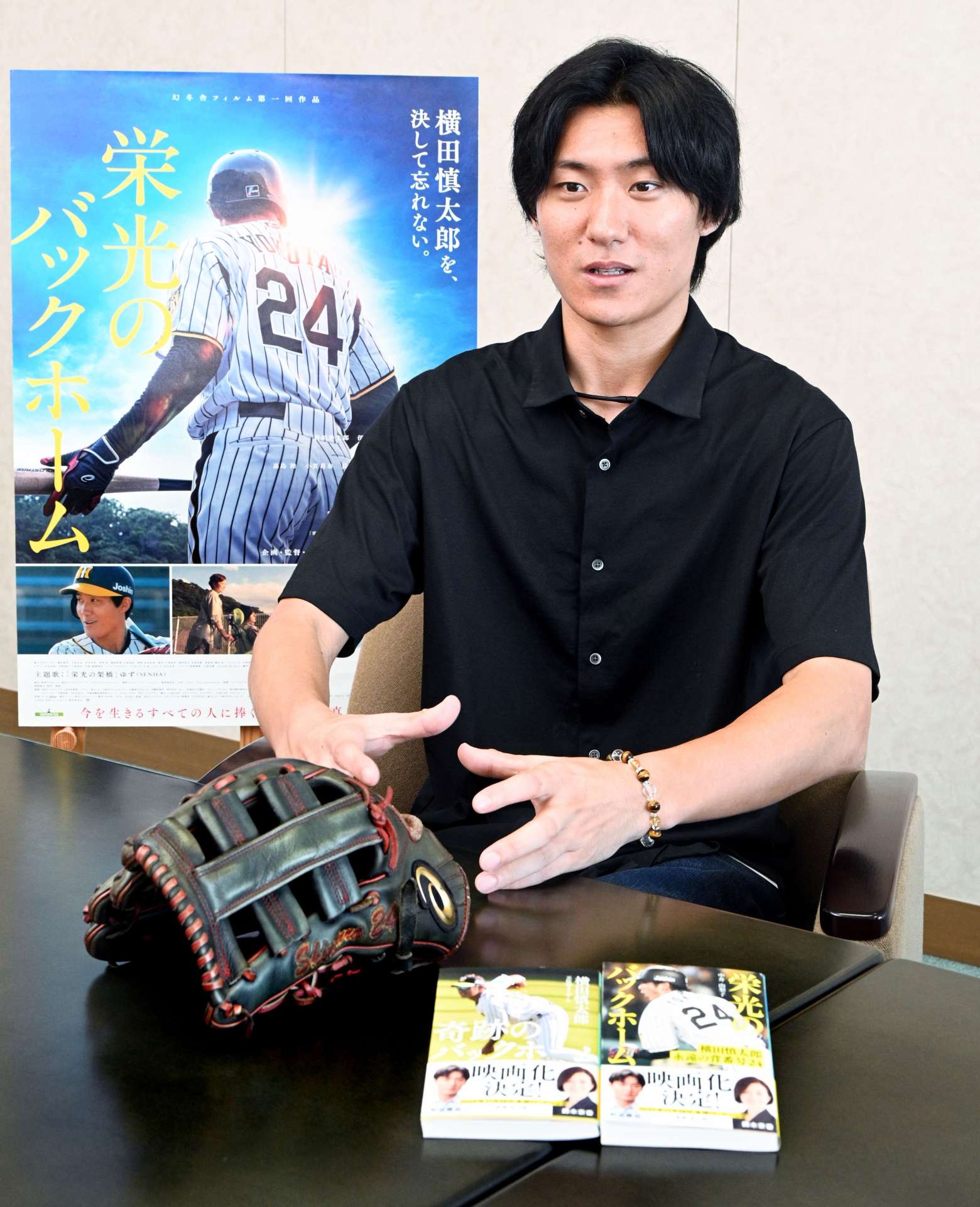 「映画は横田慎太郎さんを深く知るきっかけになればいい」と話す主演の松谷鷹也＝１８日、鹿児島市の南日本新聞社