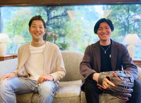 〈映画化を喜び、グローブが贈られた〉松谷鷹也が横田慎太郎さん（左）に初めて対面した時の記念写真＝２０２２年４月、鹿児島市（松谷提供）