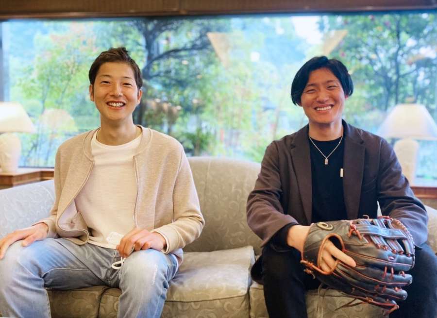 〈映画化を喜び、グローブが贈られた〉松谷鷹也が横田慎太郎さん（左）に初めて対面した時の記念写真＝２０２２年４月、鹿児島市（松谷提供）