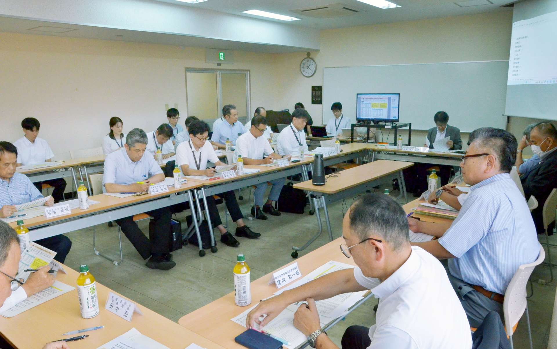 輸出先拡大などを検討した「県農林水産物輸出促進ビジョン（仮称）」策定委員会＝８月２７日、鹿児島市の県青少年会館