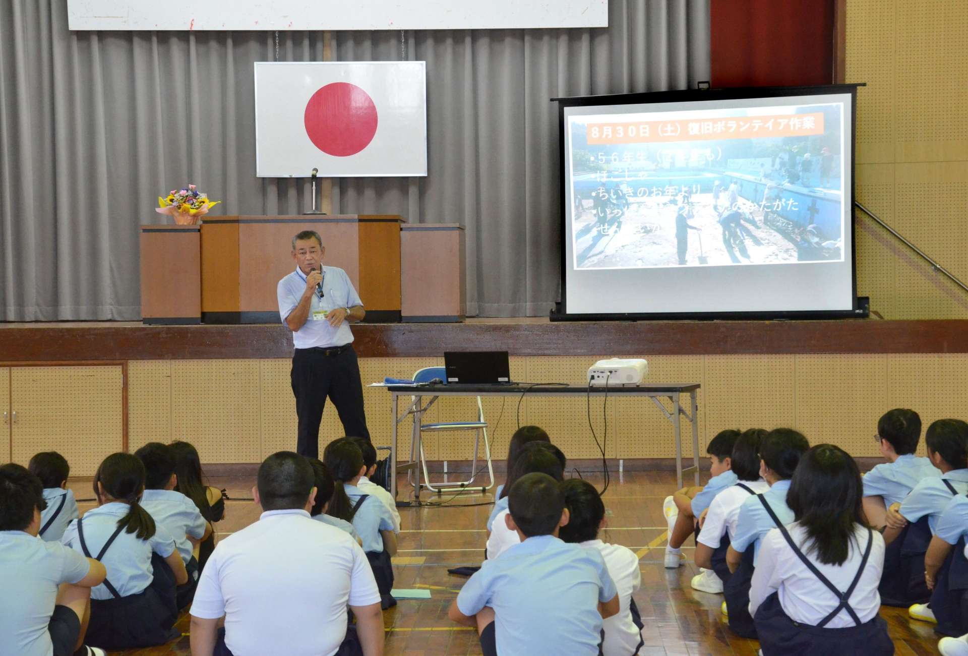 始業式で復旧作業について話す西耕治校長＝１日、姶良市の竜門小学校