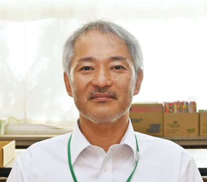 〈関連＝ステージ上と違って穏やかな表情〉復帰した高島芳倫教諭＝１日、出水市の西出水小学校