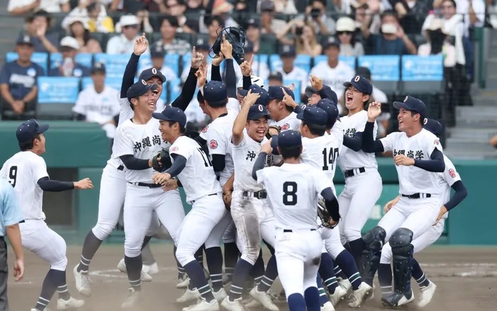 沖縄尚学―日大三　優勝を決め、喜びを爆発させる沖縄尚学の選手たち＝23日正午すぎ、兵庫県の阪神甲子園球場（小川昌宏撮影）