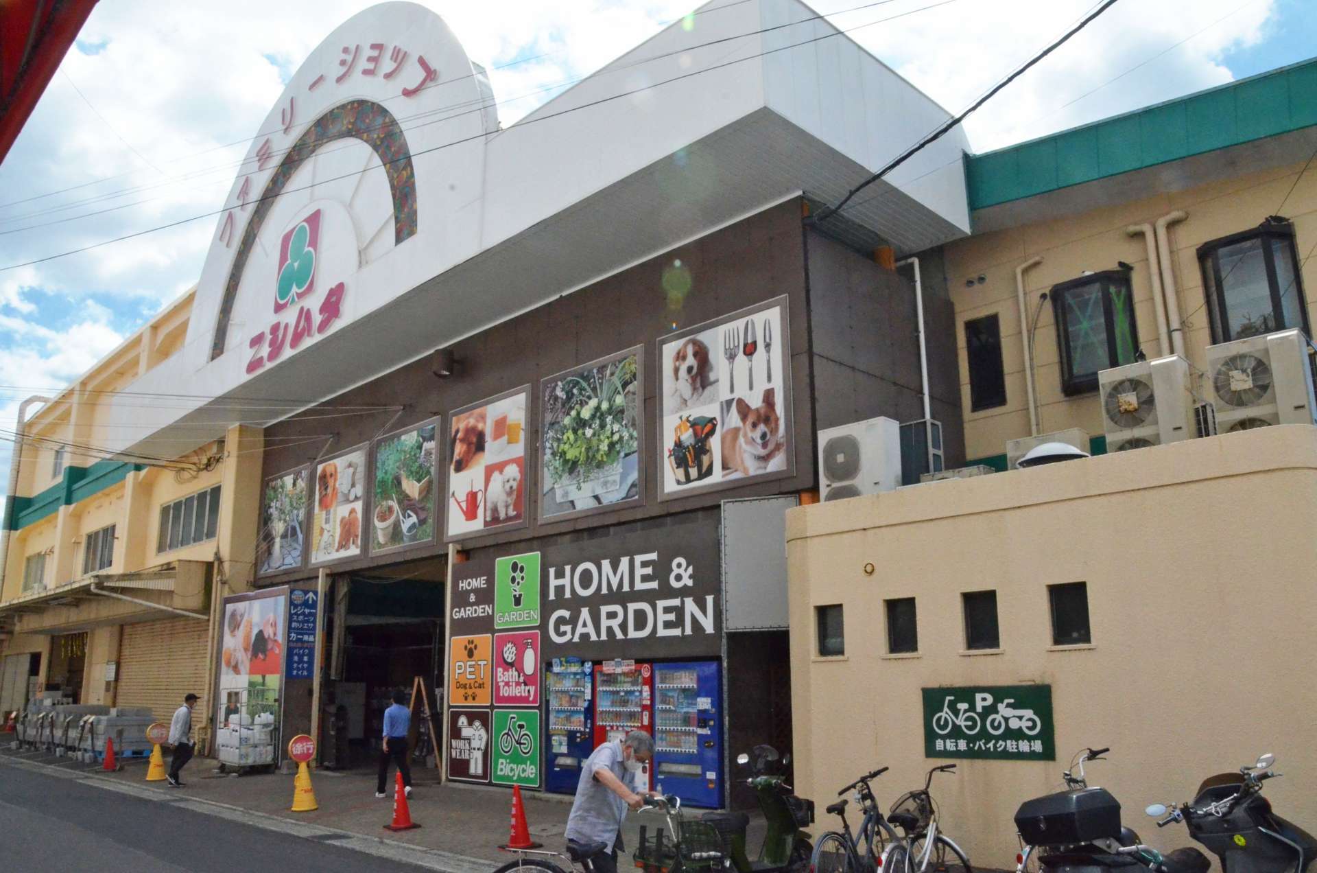 ニシムタ本社が入るニシムタ与次郎店＝５日、鹿児島市与次郎１丁目