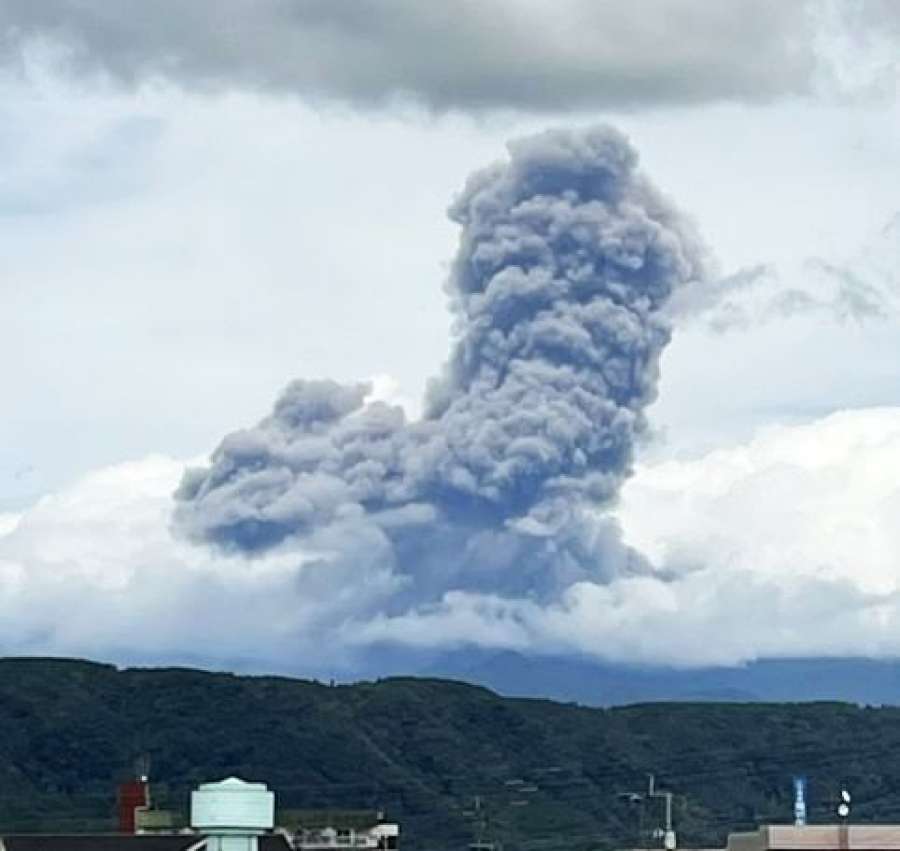 〈資料写真〉３日午後、噴煙を上げる新燃岳＝霧島市国分中央１丁目