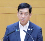 提案理由を説明する塩田康一知事＝５日、県議会