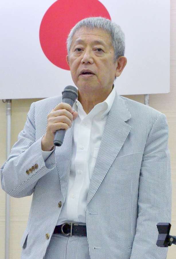 鹿児島商工会議所臨時議員総会で続投意向を表明した岩崎芳太郎会頭＝５日、鹿児島市