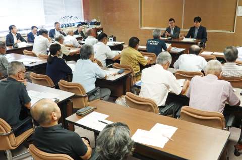 基地周辺の町内会長らにＭＱ９Ｂの配備計画について説明する九州防衛局職員＝５日、鹿屋市役所