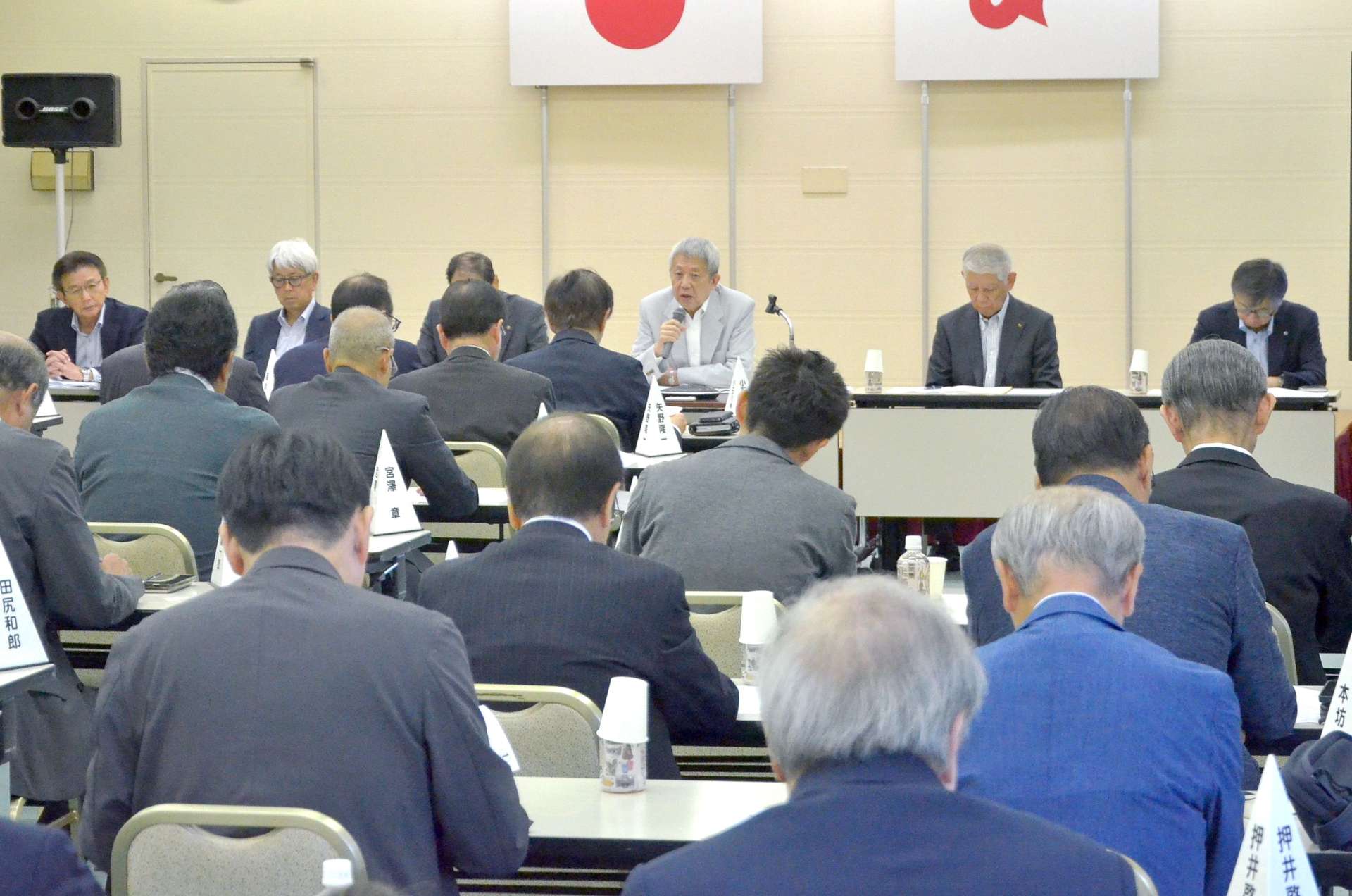 岩崎芳太郎会頭が続投の意向を表明した鹿児島商工会議所の臨時議員総会＝５日、鹿児島市の同会議所
