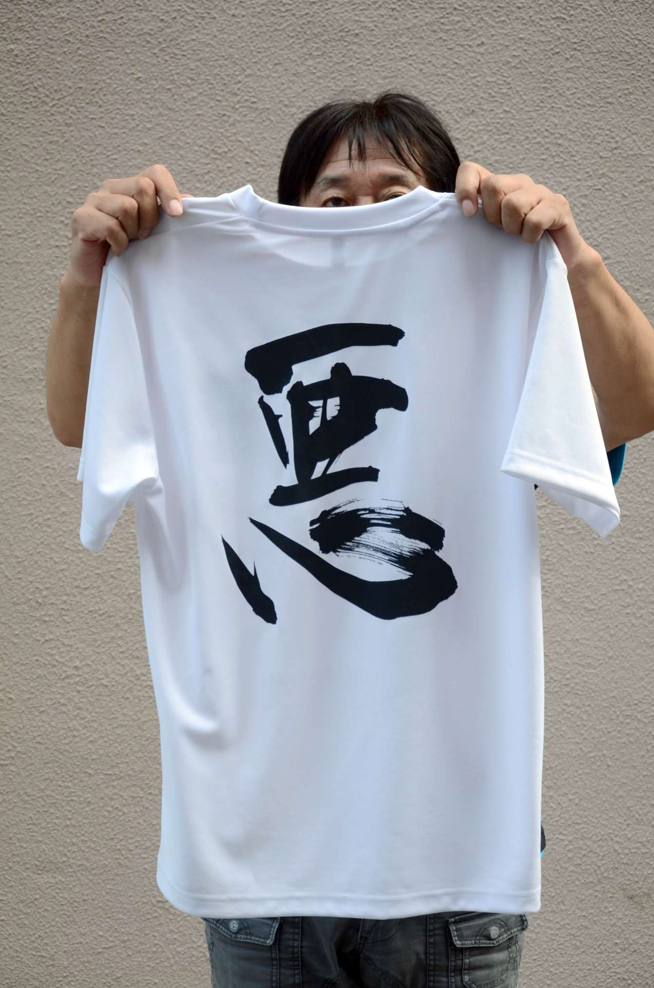 人気を集める、背中に「悪」の字が入った「悪Ｔ」＝鹿児島市泉町