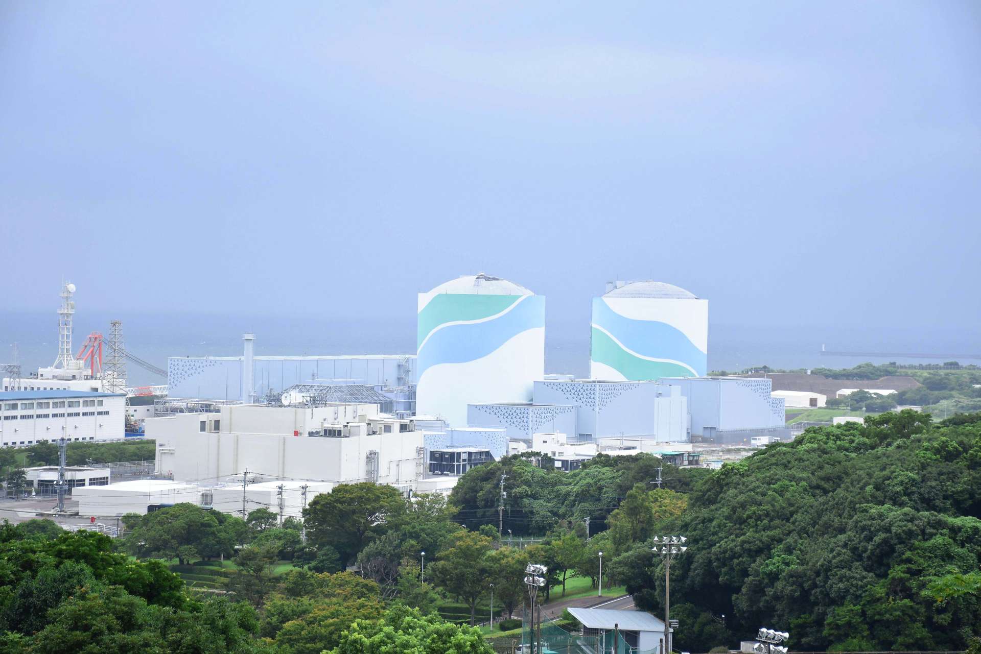 （資料写真）九州電力川内原発の１号機と２号機（右）＝薩摩川内市