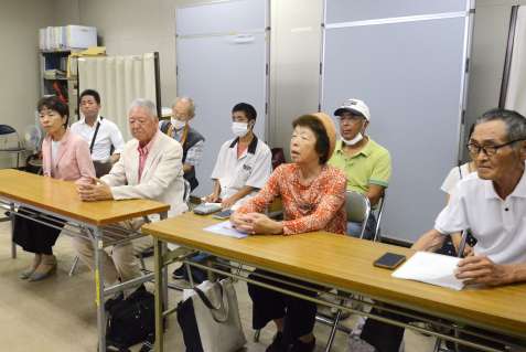 桜島と新島を結ぶ行政連絡船の存続を求め、申し入れするＮＰＯ法人ら＝鹿児島市役所