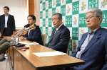 記者会見に臨む森山裕県連会長（右から２番目）＝６日、鹿児島市真砂町の自民党県連
