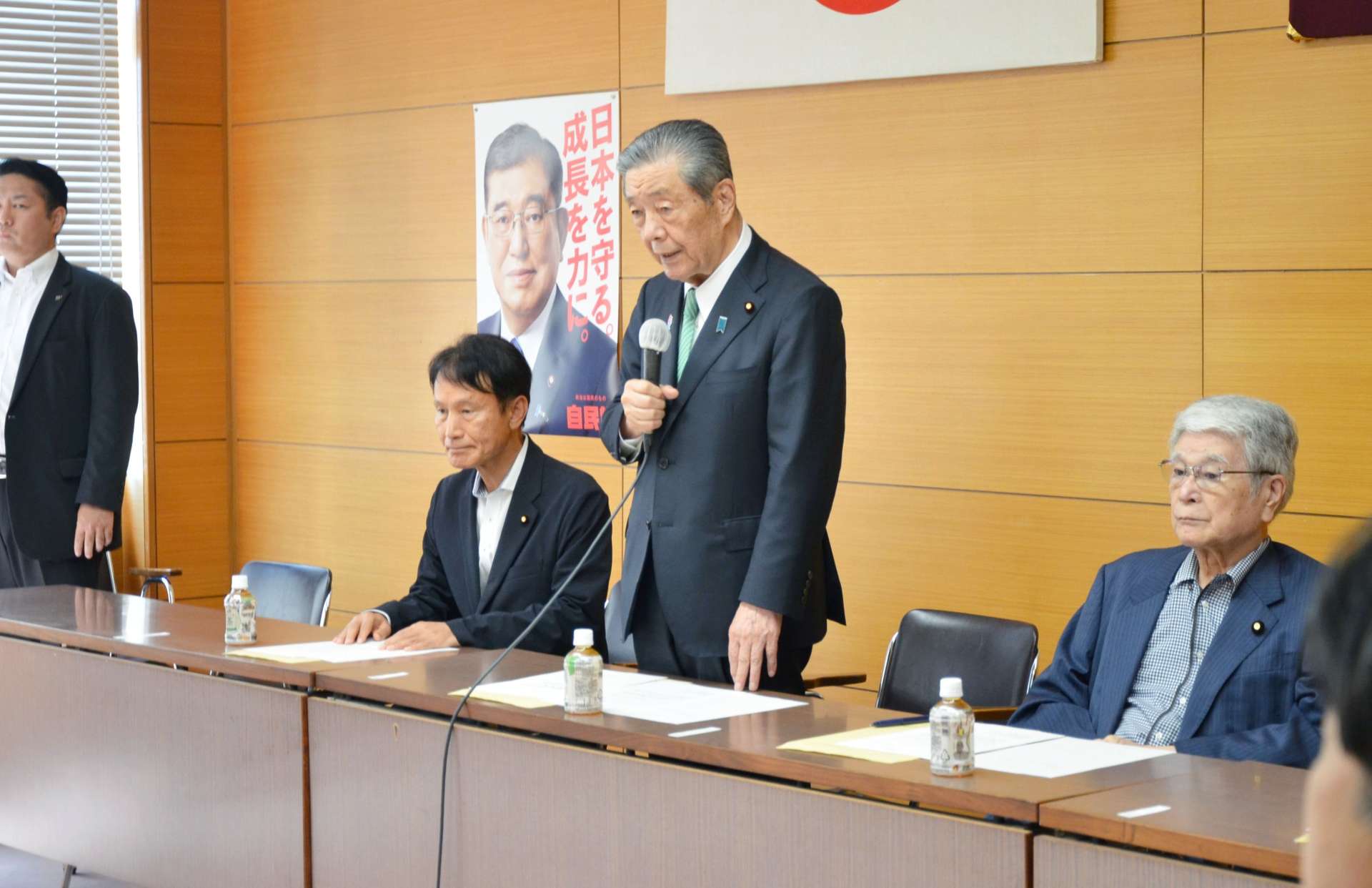 会合の冒頭であいさつする森山裕県連会長＝６日、鹿児島市真砂町の自民党県連