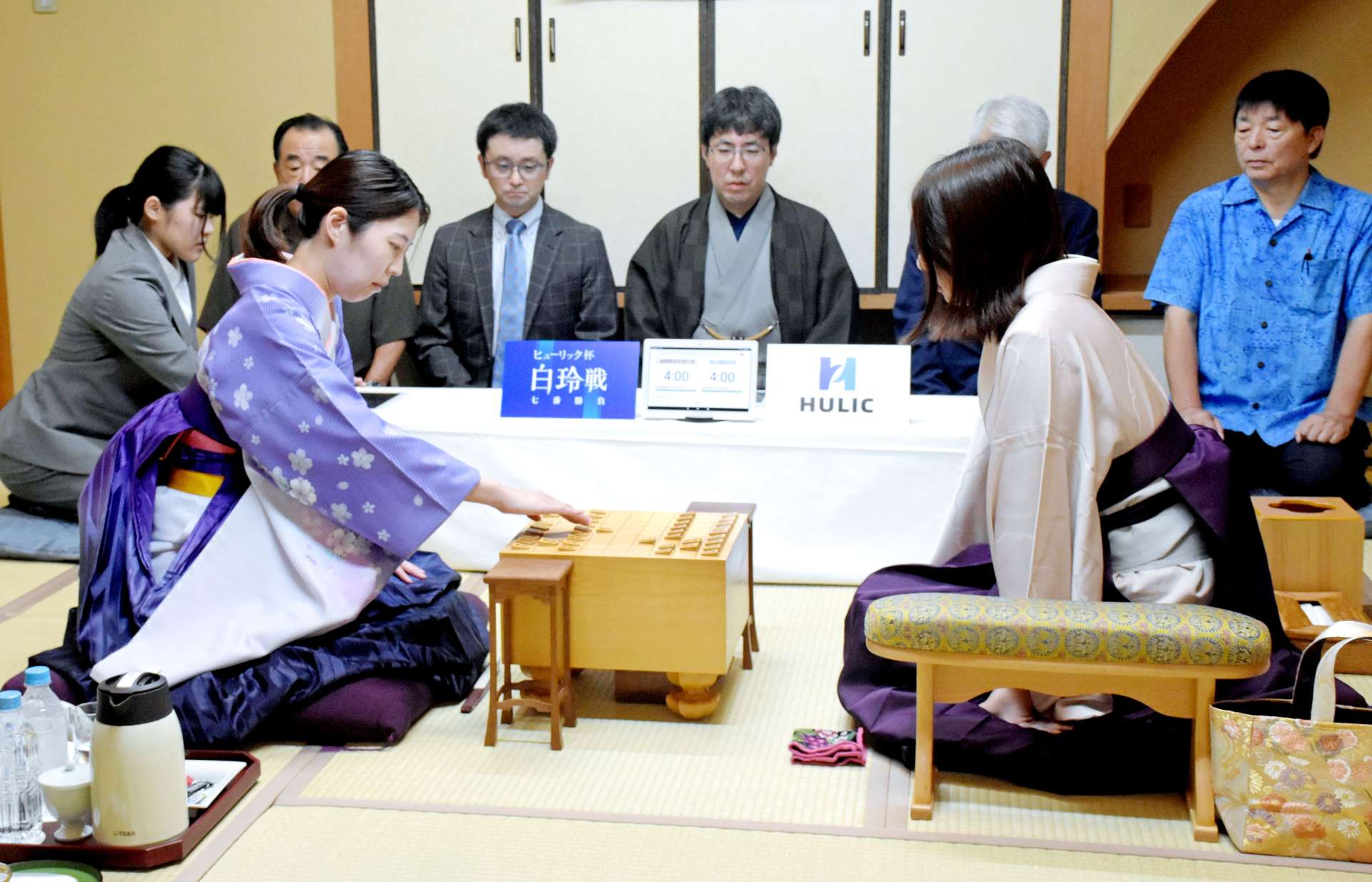 白玲戦第２局で対局する福間香奈女流六冠（左）と西山朋佳白玲＝６日、指宿市の指宿白水館
