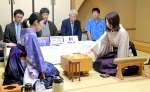 白玲戦第２局で対局する福間香奈女流六冠（左）と西山朋佳白玲＝６日、指宿市の指宿白水館