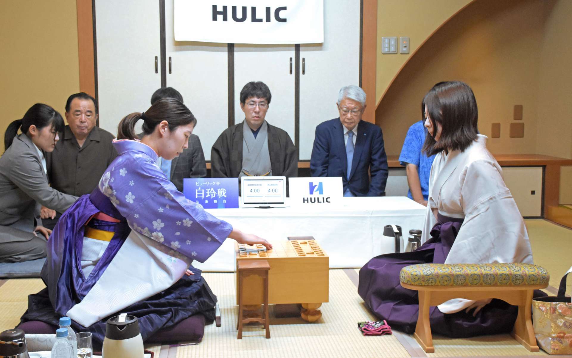 白玲戦第２局で初手を指す福間香奈女流六冠（左）と西山朋佳白玲＝６日、指宿市の指宿白水館