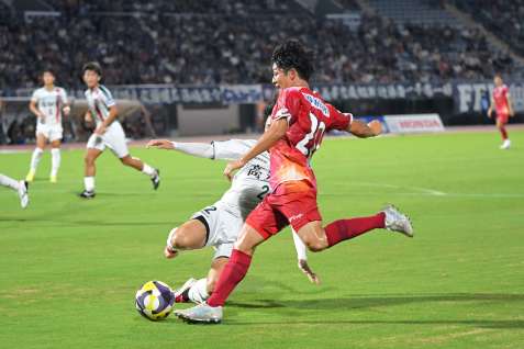 前半、シュートを狙う鹿児島Ｕの圓道＝鹿児島市の白波スタジアム