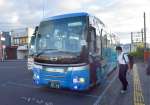 〈資料写真〉代替バスに乗り込む高校生＝１日午前６時半ごろ、霧島市のＪＲ隼人駅前