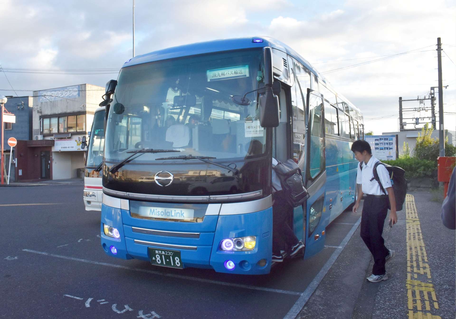 〈資料写真〉代替バスに乗り込む高校生＝１日午前６時半ごろ、霧島市のＪＲ隼人駅前