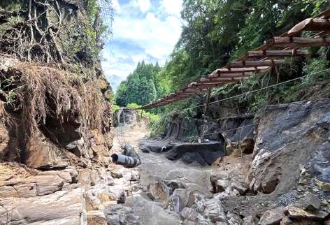 大雨の影響で土台が崩れ線路が宙に浮く肥薩線表木山－日当山間＝８月１２日、霧島市隼人（ＪＲ九州提供）
