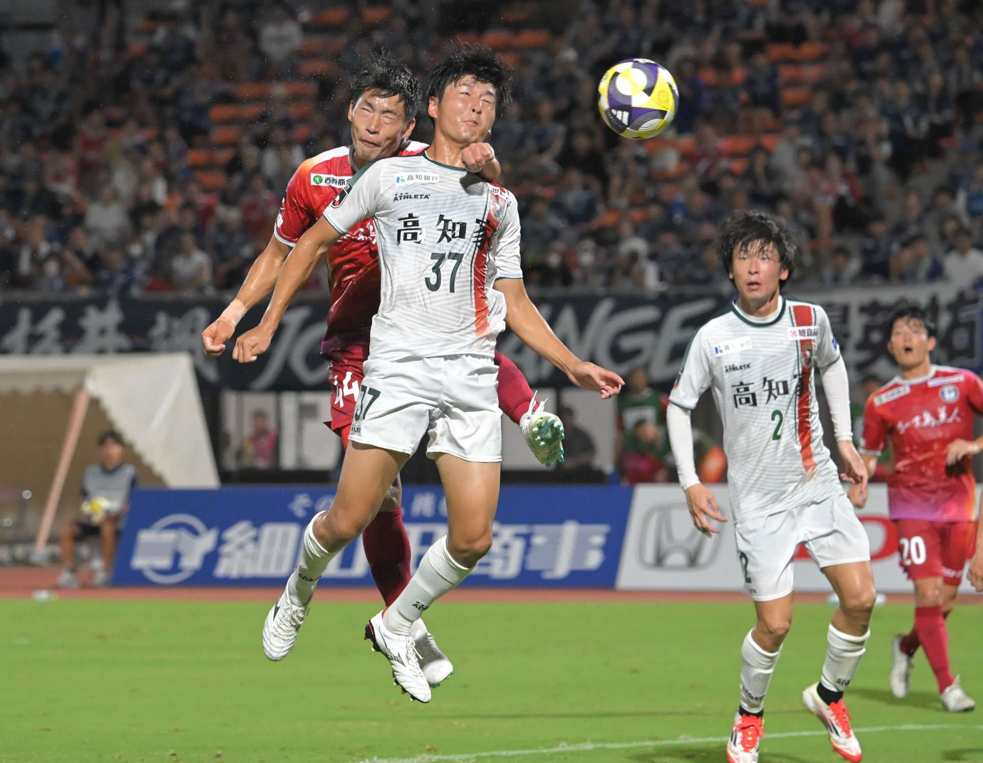 後半、ヘディングシュートを決める鹿児島Ｕ・青木＝白波スタジアム