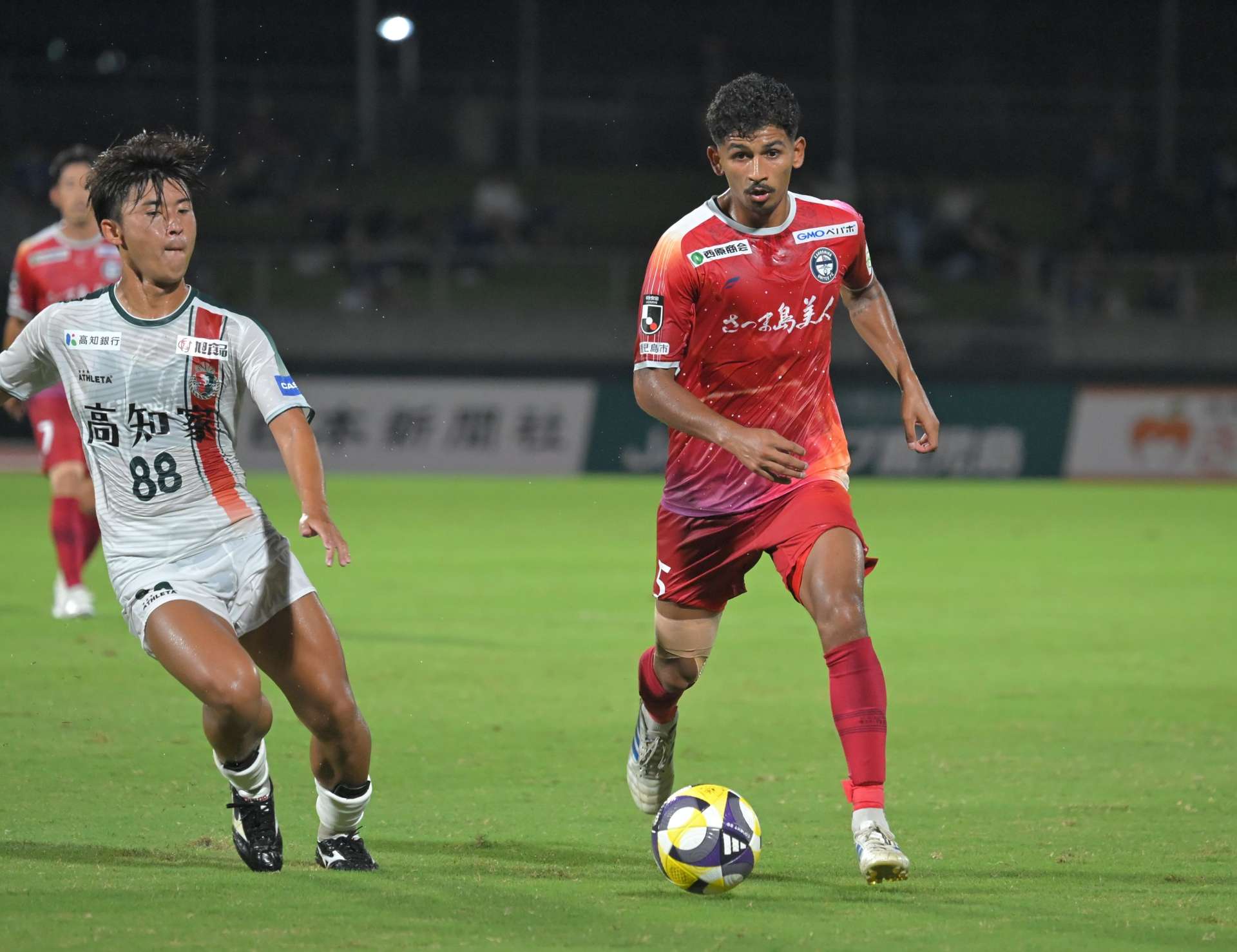 前半、ドリブルで攻め上がる鹿児島Ｕ・ジョアオ＝白波スタジアム