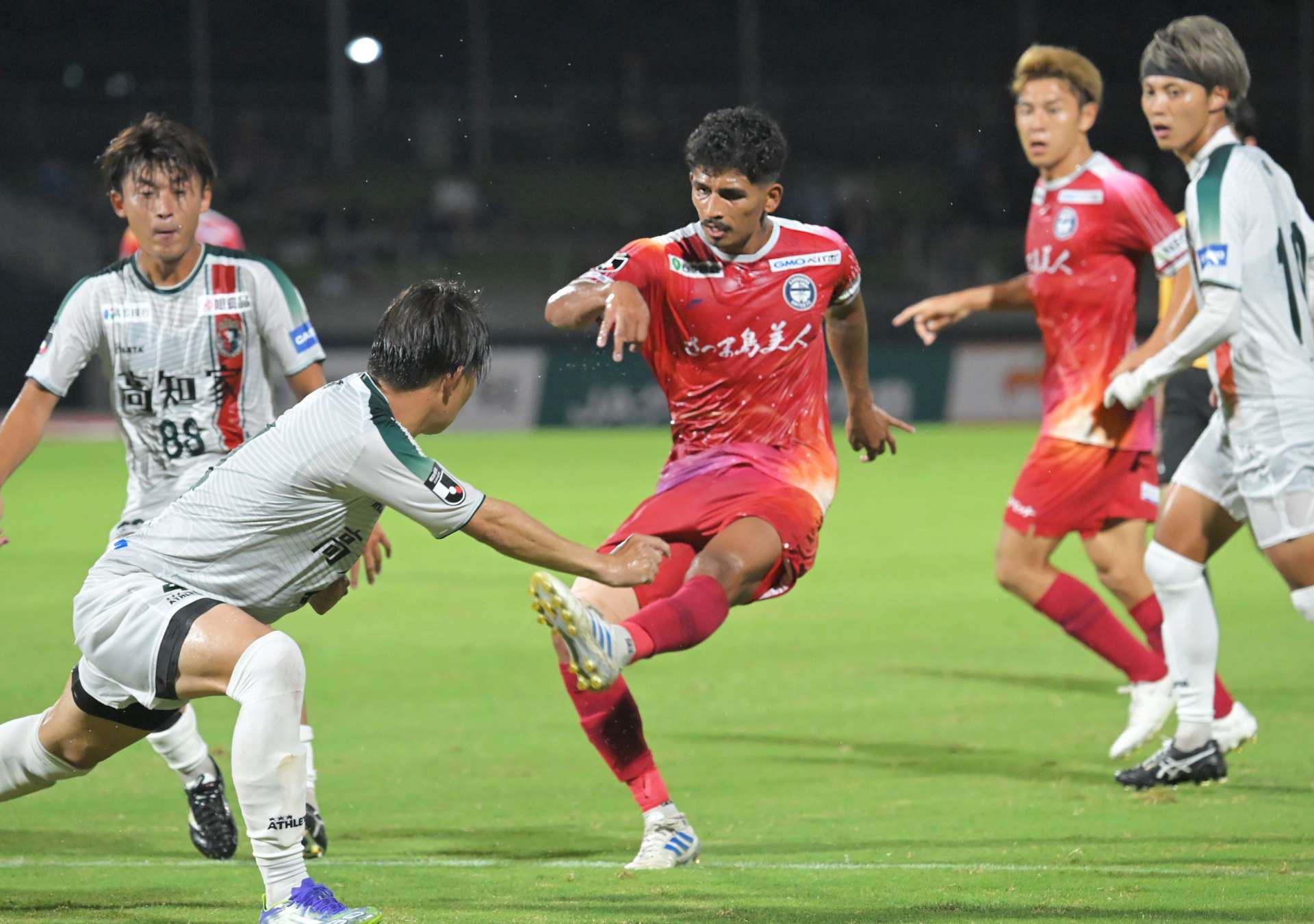 前半、シュートを放つ鹿児島Ｕ・ジョアオ＝白波スタジアム