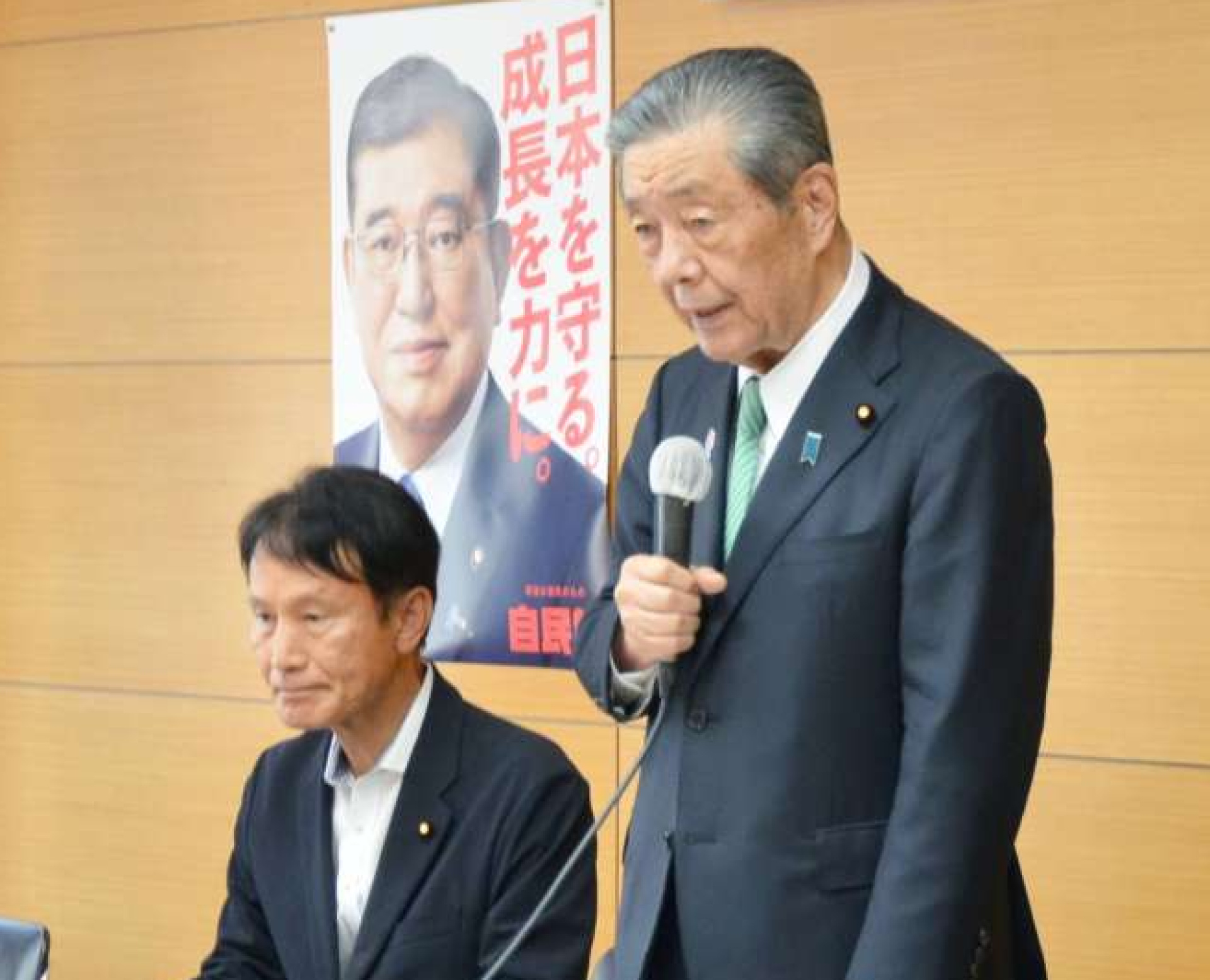 会合の冒頭であいさつする森山裕県連会長＝６日、鹿児島市真砂町の自民党県連