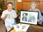 祖父と曽祖父の写真を手にする山下弘文さん（右）と手嶋正次さん＝霧島市横川