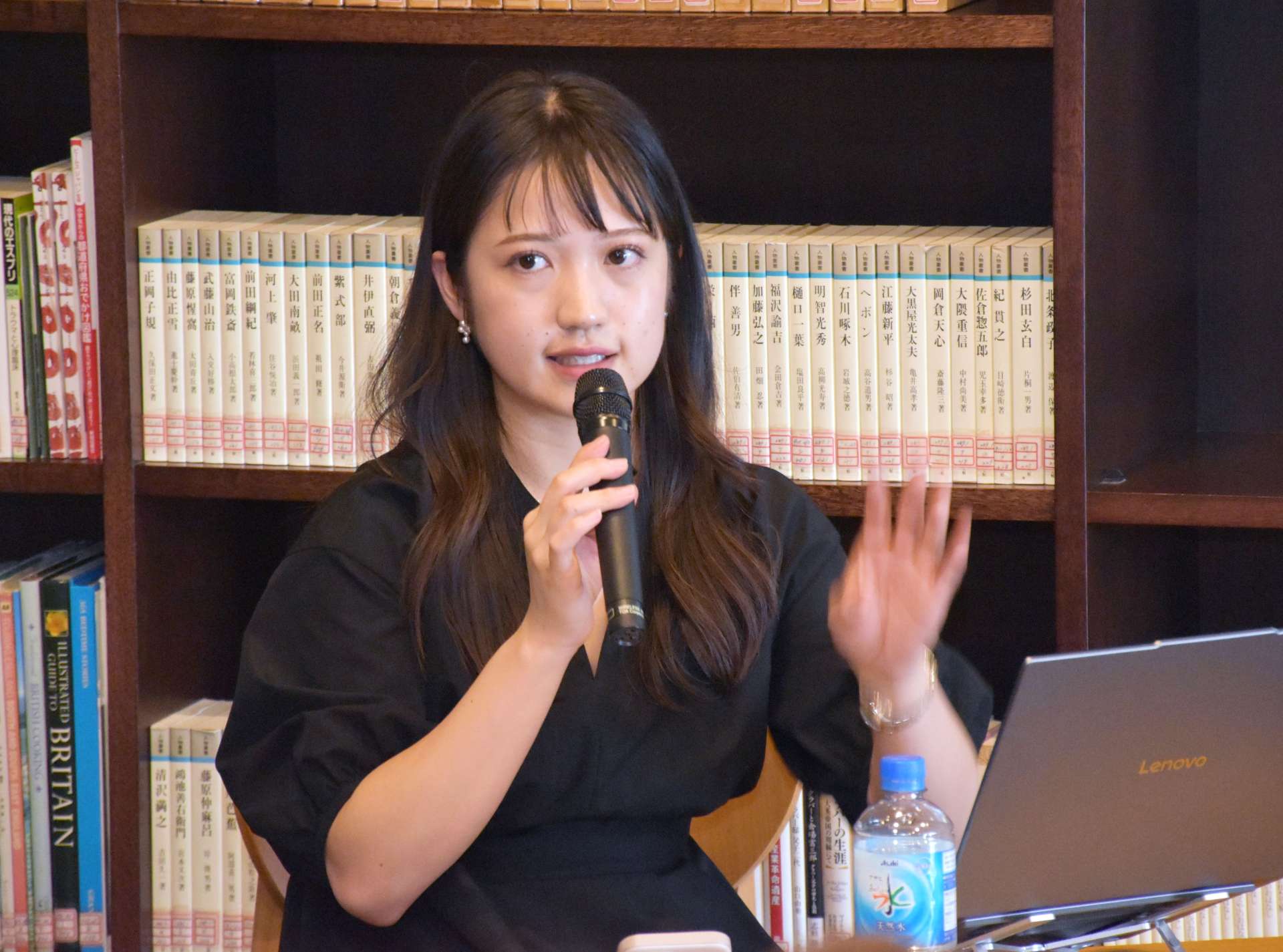 英国の大学院進学までの道のりなどを語る冨永恵里衣さん＝いちき串木野市の薩摩藩英国留学生記念館