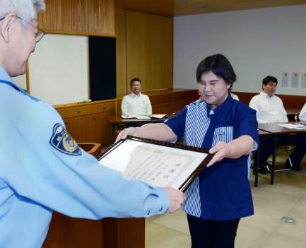 （別カット）津曲博之署長（左）から感謝状を受ける中村朋美さん＝鹿児島市の鹿児島南警察署