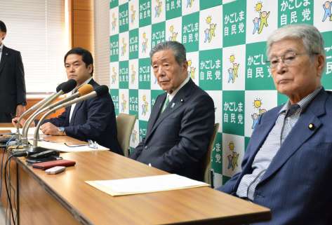 記者会見に臨む森山裕県連会長（右から２番目）＝６日、鹿児島市真砂町の自民党県連